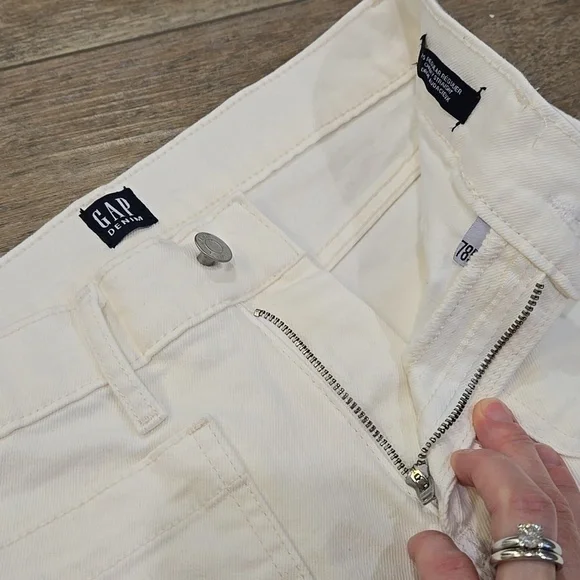 GAP High Waist Cheeky Cream Denim Jeans With Raw Hem - Picture 5 of 12